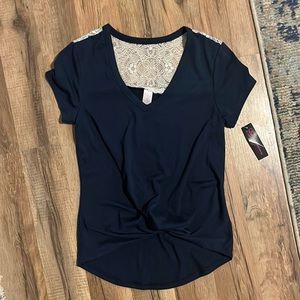 ✨💙NWT NAVY TOP WITH LACE AND KNOT✨💙